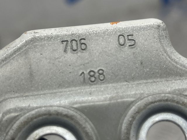Кронштейн кріплення крила переднього правого верхній 41357413406 BMW