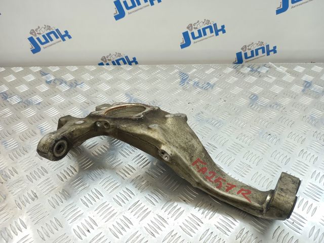 Кулак поворотний передній правий 4320150040 TOYOTA