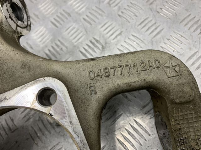Кулак поворотний передній правий 4877658AD CHRYSLER