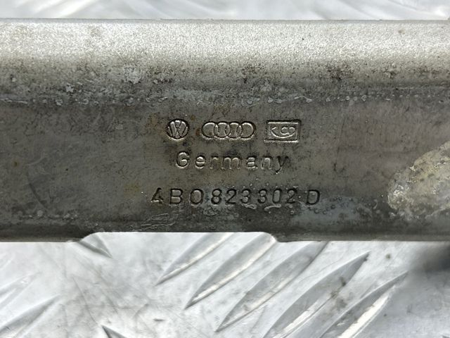 Завіс капота, правий 4B0823302D VAG