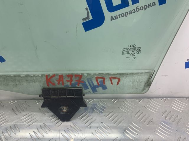 Скло передньої правої двері 4E0845022F VAG