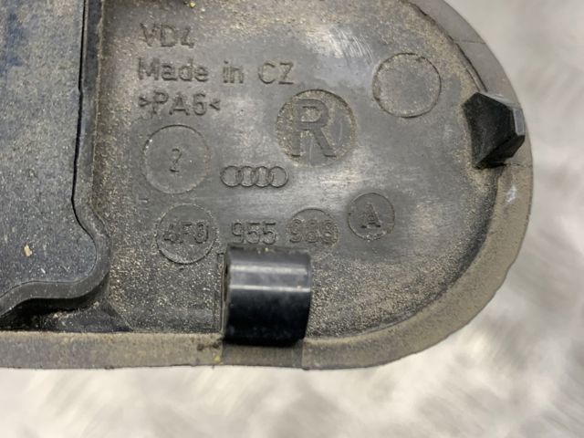 Форсунка омивача скла лобового, права 4F0955988A VAG
