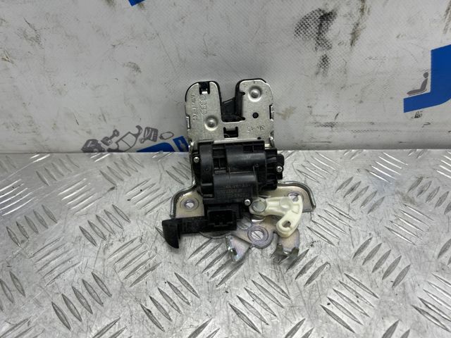 Замок і ручка дверей задка 4F9827505 VAG