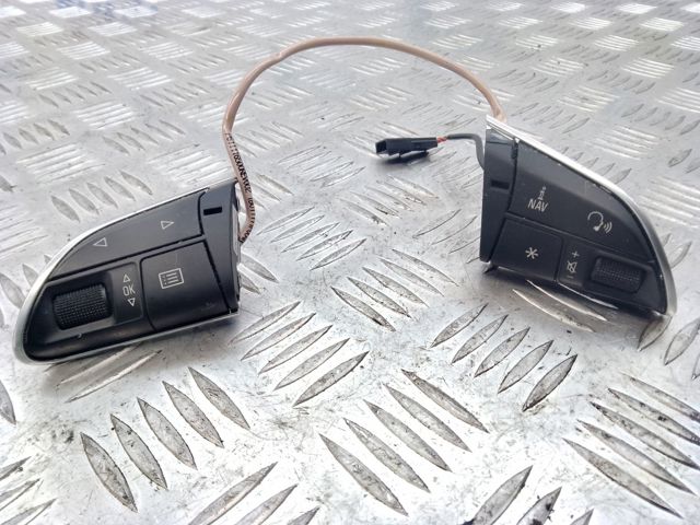 Блок кнопкових перемикачів рульового колеса 4G0951523F VAG