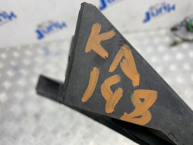 Кронштейн кріплення бампера переднього правий 4L0807334A VAG