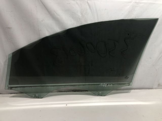 Скло пасажирських дверей 4L0845202 VAG