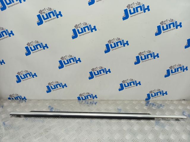Молдинг опускного скла дверей передньої, лівої 4L0853283C2ZZ VAG