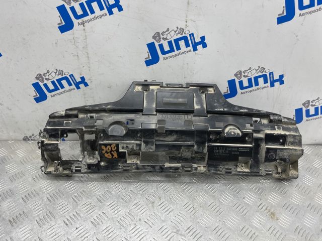 Кронштейн бампера заднього, центральний 51127432638 BMW