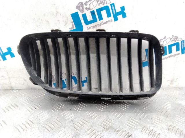 Решітка радіатора ліва 51137203649 BMW