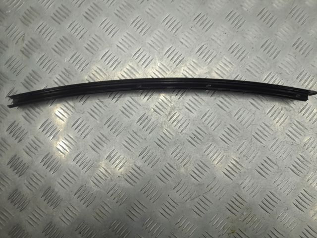 Накладка задніх дверей, правих, вертикальних 51357185236 BMW