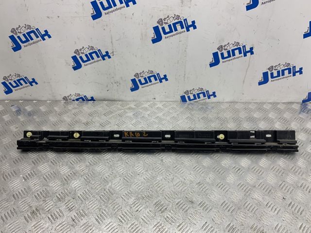 Кронштейн зовнішньої накладки порога правого 51777184778 BMW