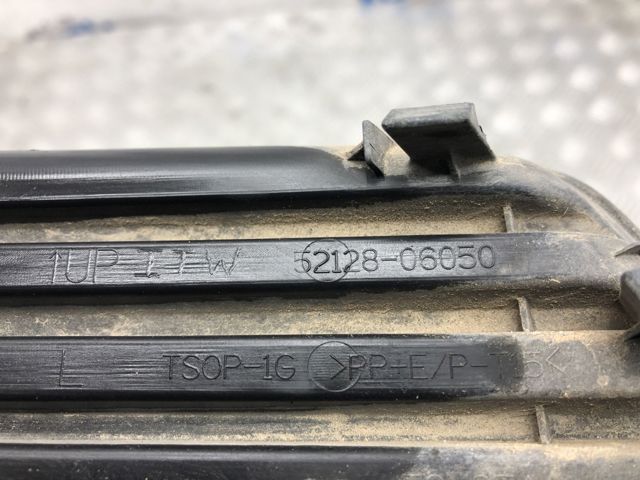 Заглушка ПТФ бампера переднього ліва 5212806050 TOYOTA