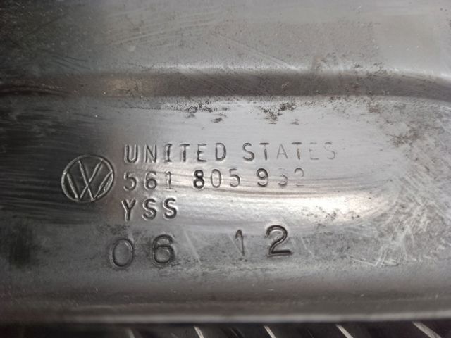 Кріплення фари передньої, правої 561805932 VAG