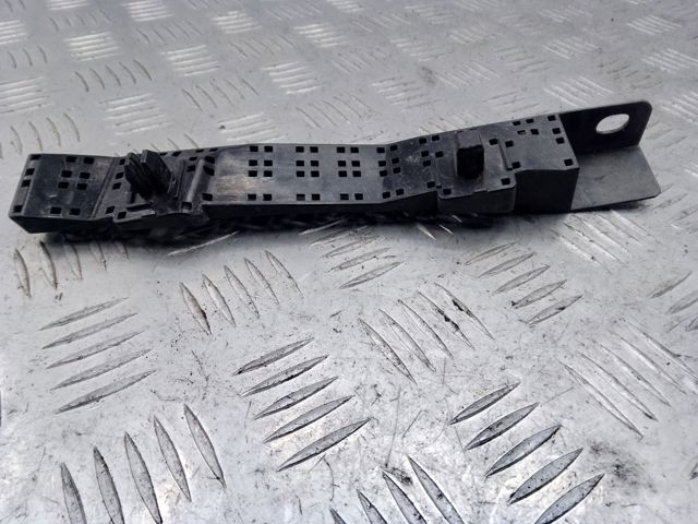 Кронштейн кріплення бампера переднього правий 57707SG020 SUBARU