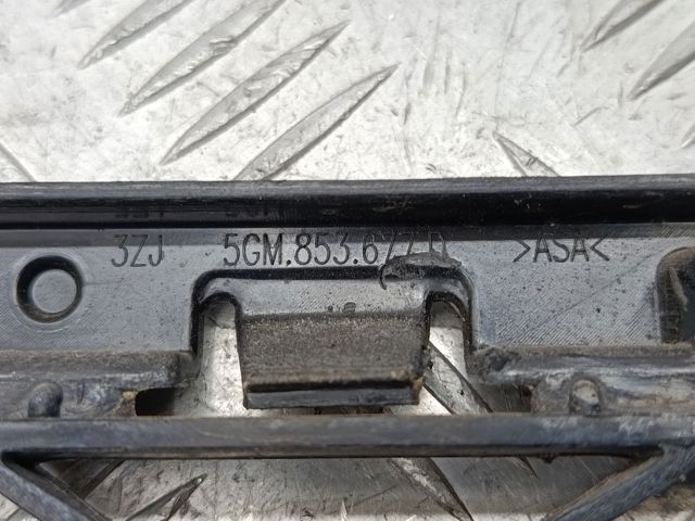 Решітка переднього бампера, центральна 5GM853677D9B9 VAG