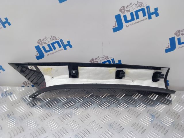 Обшивка стійки кузова внутрішня, передня ліва 5NN867233A82V VAG