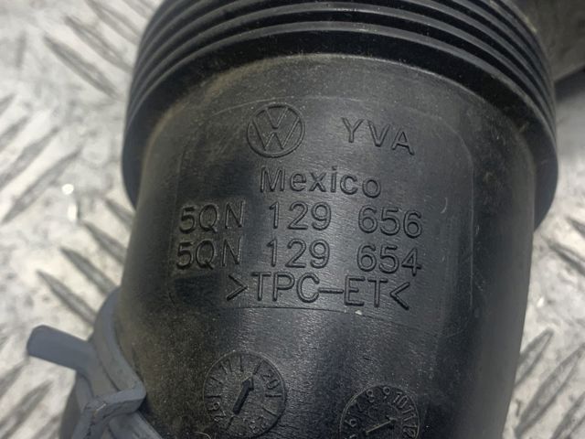Патрубок повітряний, вихід повітряного фільтра 5QF129654K VAG