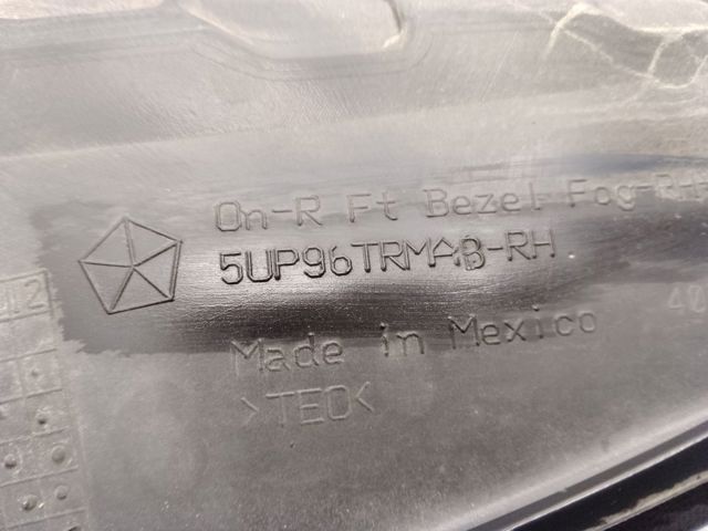 Заглушка, решітка протитуманних фар бампера переднього, права 5UP96RXFAB CHRYSLER
