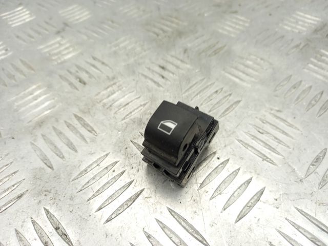 Кнопка підйомника переднього правого скла 61319208107 BMW
