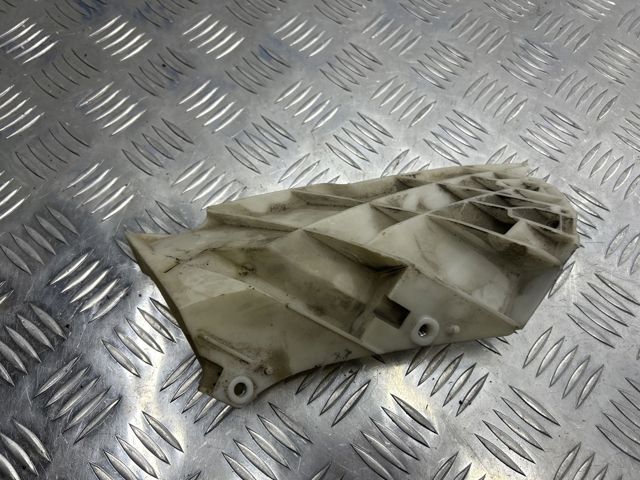 Кронштейн кріплення бампера переднього правий 620581CA0A NISSAN