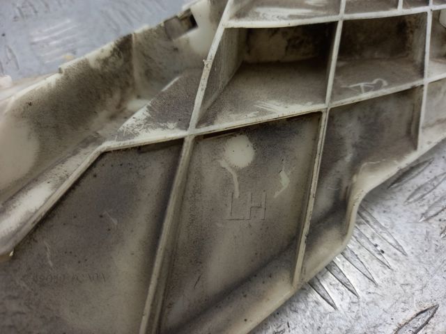 Ліве кріплення переднього бампера 620591CA0A NISSAN