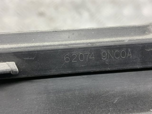 Решітка переднього бампера, центральна 620749NC0A NISSAN