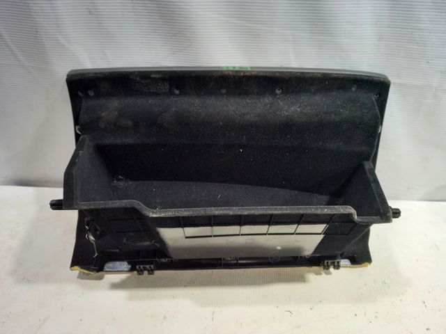 Кришка речового ящика 685004GF0A NISSAN