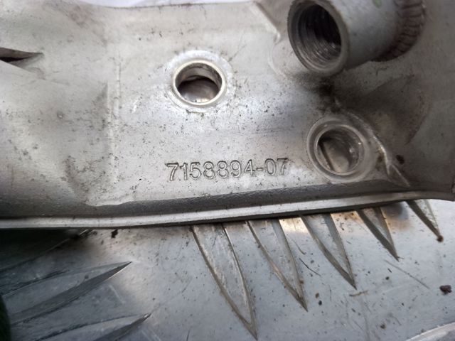 Кронштейн бампера переднього, правий 7158894 BMW