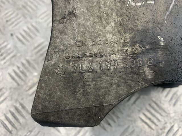 Кронштейн подушки (опори) двигуна, правої 7L6199308D VAG