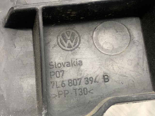 Кронштейн бампера заднього, зовнішній правий 7L6807394B VAG
