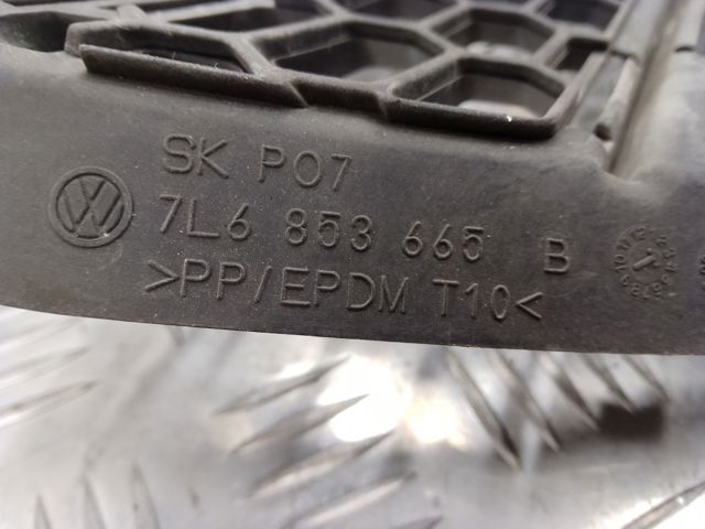Решітка переднього бампера, ліва нижня 7L6853665B VAG