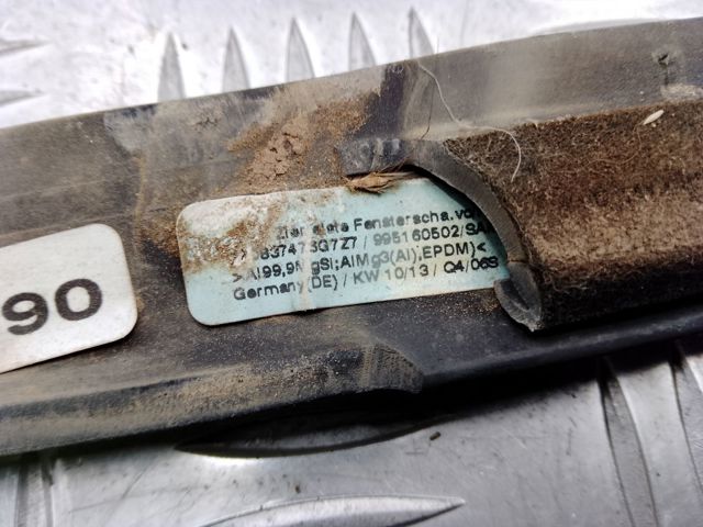 Молдинг опускного скла дверей передньої, правої 7P0837476G7Z7 VAG