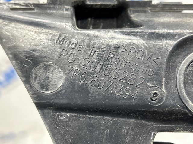 Кронштейн бампера заднього, правий 7P6807394 VAG