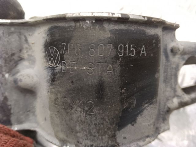 Кронштейн кріплення бампера переднього правий 7P6807915A VAG