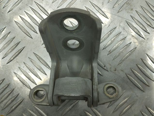 Петля передніх дверей права 824214P00A NISSAN