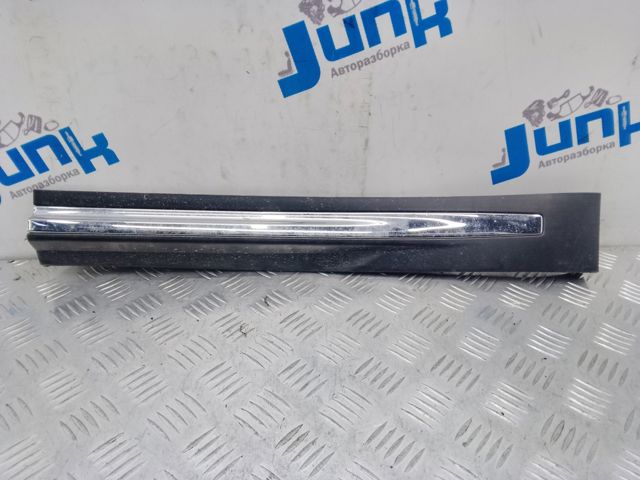 Накладка задніх лівих дверей, нижня 828711CA0A NISSAN