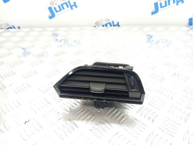 Решітка повітропровода права 83B8209026PS VAG