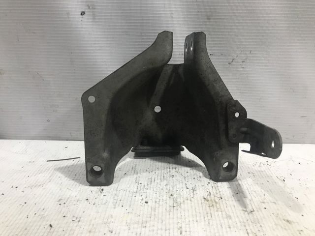 Кронштейн передньої балки 8K0399059H VAG