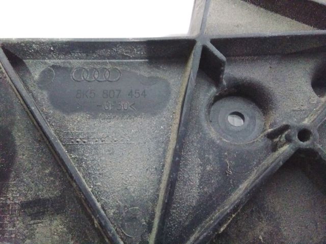Кронштейн бампера заднього, правий 8K5807454 VAG