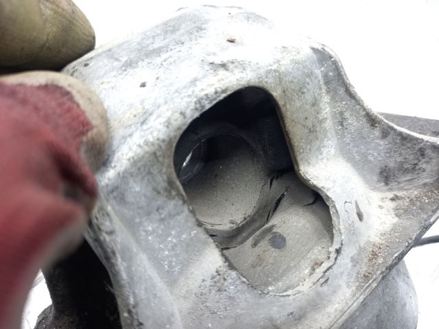 Права опора двигуна 8R0199381AA VAG