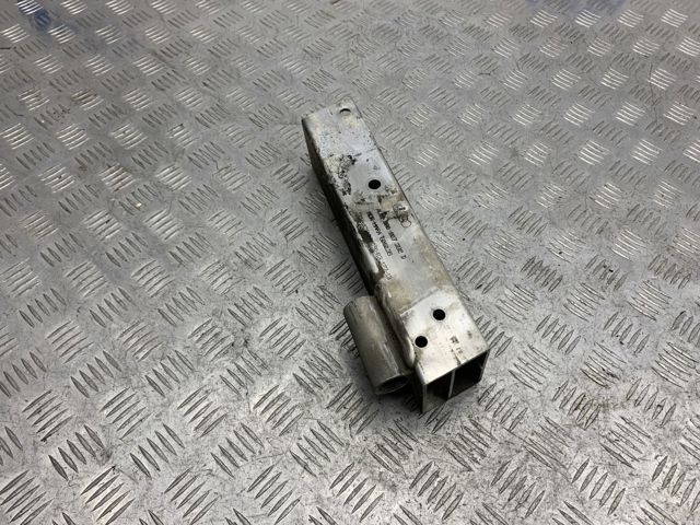 Кронштейн підсилювача заднього бампера 8R0807332D VAG