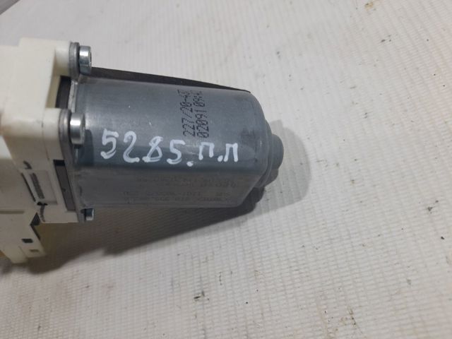 Двигун склопідіймача двері передньої, правої 8T0959802B VAG