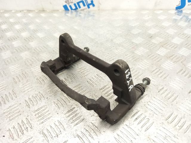 Скоба супорта переднього 8V0615126A VAG