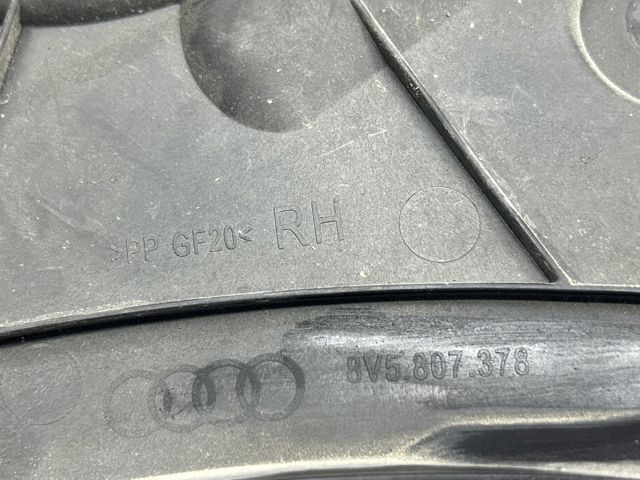 Напрямна заднього бампера, права 8V5807378 VAG