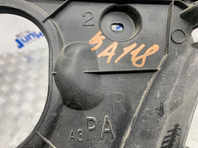 Направляюча заднього бампера, права 8V5807378A VAG