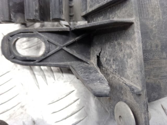 Кронштейн решітки радіатора 8W0807333A VAG
