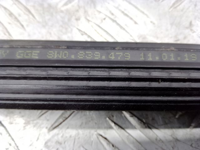 Ущільнювач скла задніх дверей лівих, внутрішній (планка) 8W0839479 VAG