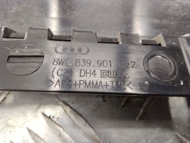 Накладка задніх дверей, лівих, вертикальних 8W0839901 VAG