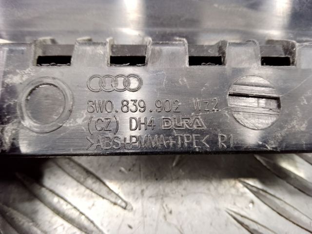 Накладка задньої двері, правої, вертикальна 8W0839902A5FQ VAG