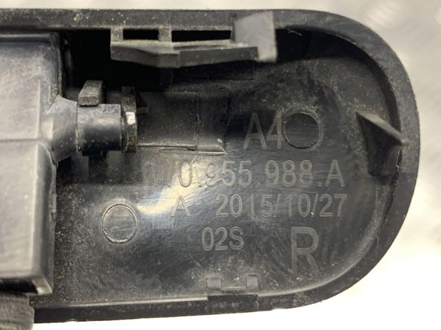 Форсунка омивача скла лобового, права 8W0955988A VAG